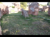 07249 ostia - regio i - insula xii - caseggiato a tabernae (i,xii,10) - ostseite - 1. laden von norden - nordostecke - bar - opus vittatum - 06-2024.jpg